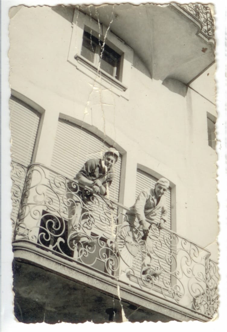 Foto storica di famiglia sul balcone di casa Limonta