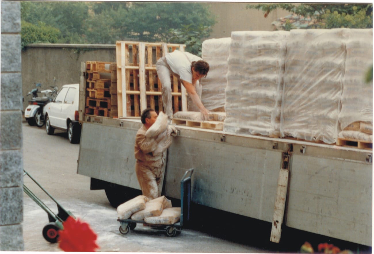 Scarico merce da un camion negli anni Settanta