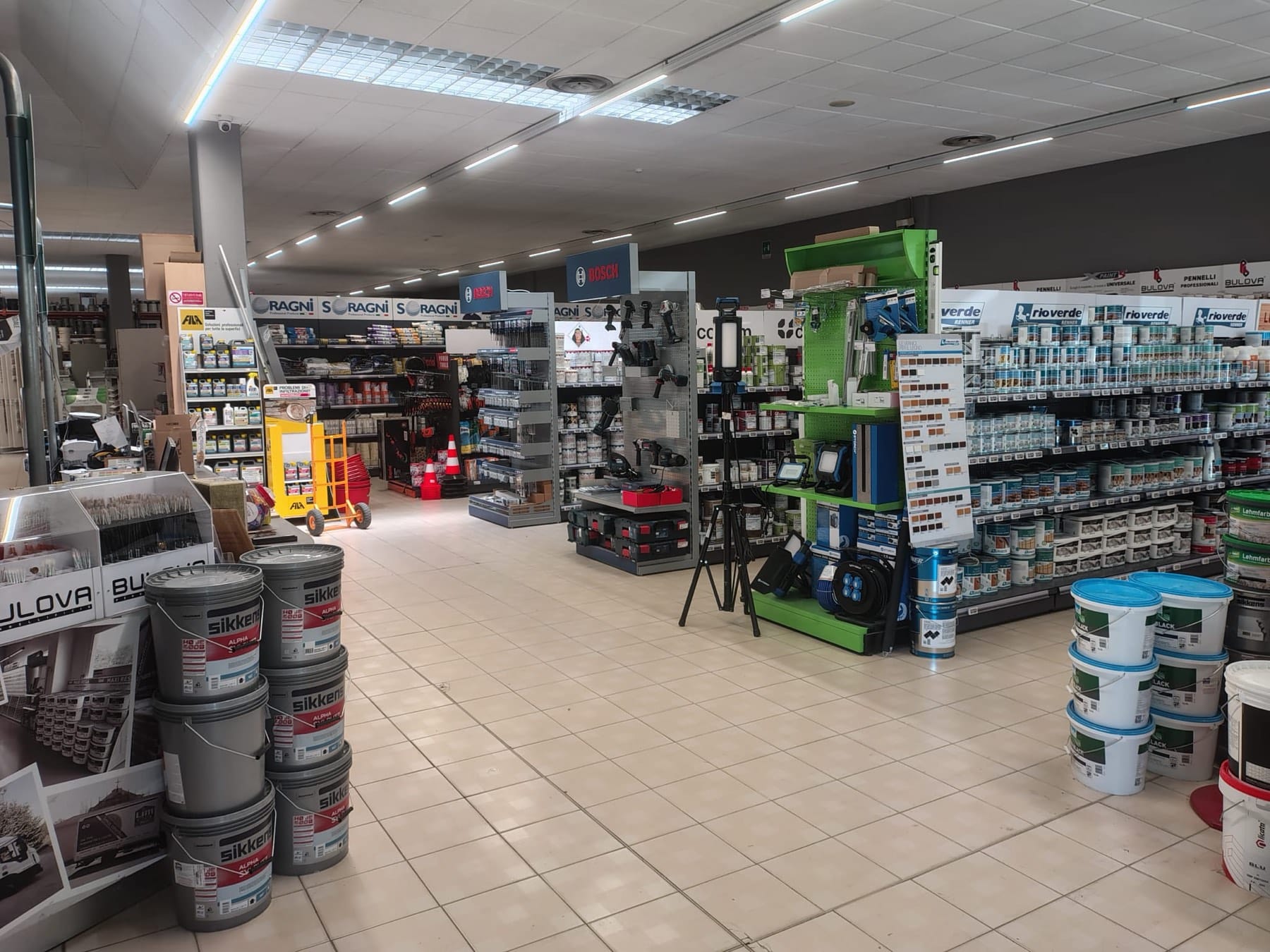 Interno del colorificio LIMCA di Gallarate, con corsia di pitture, vernici e utensili professionali