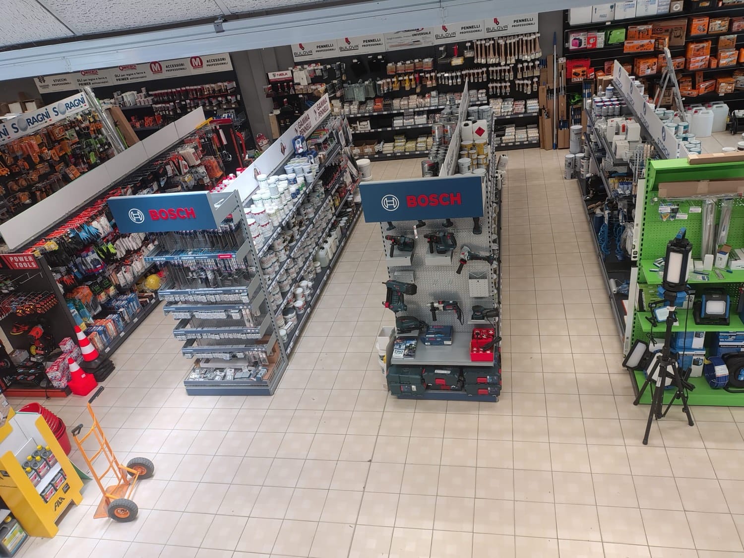 Corsia del colorificio LIMCA con utensili Bosch e pitture professionali